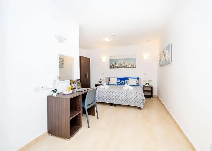 Islet Promenade Seafront Family With 2 Balconies By Getawaysmalta