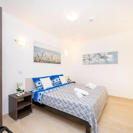 Islet Promenade Seafront Family With 2 Balconies By Getawaysmalta Apartment