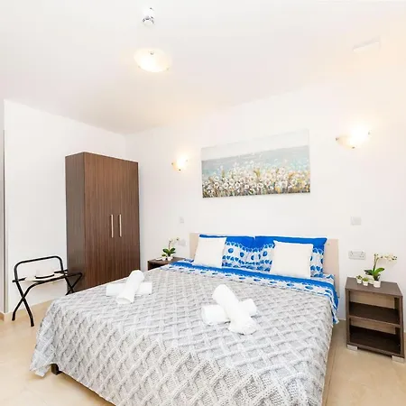 Islet Promenade Seafront Family With 2 Balconies By Getawaysmalta St. Paul's Bay