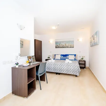 Islet Promenade Seafront Family With 2 Balconies By Getawaysmalta