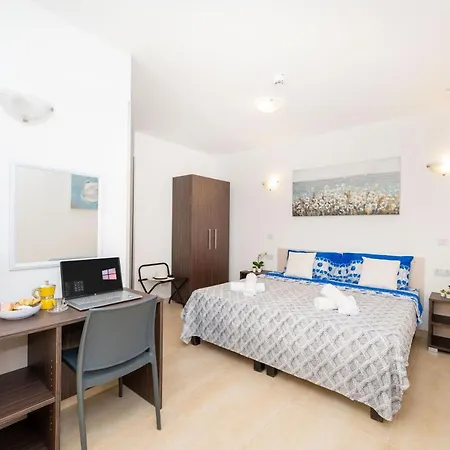 Islet Promenade Seafront Family With 2 Balconies By Getawaysmalta Apartment