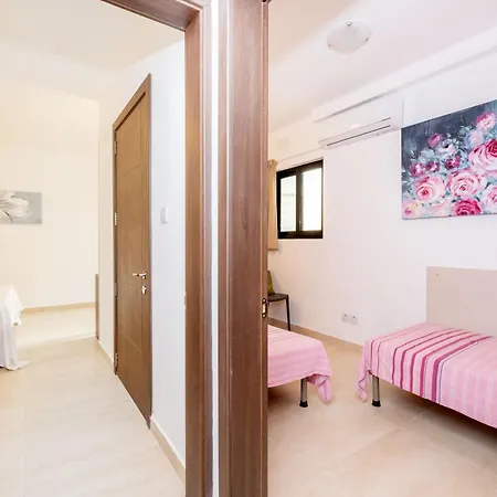 Islet Promenade Seafront Family With 2 Balconies By Getawaysmalta Apartment St. Paul's Bay