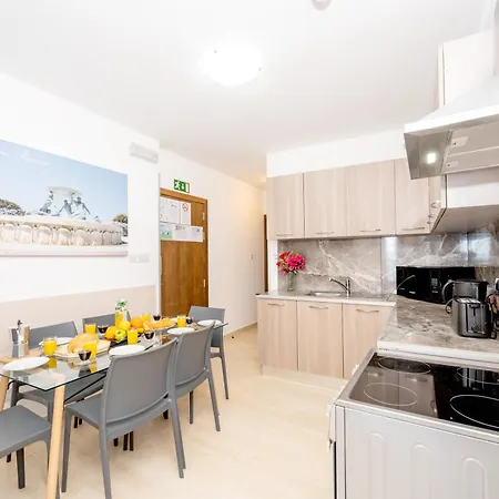 Islet Promenade Seafront Family With 2 Balconies By Getawaysmalta