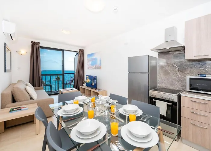 Islet Promenade Seafront Family With 2 Balconies By Getawaysmalta Apartament *