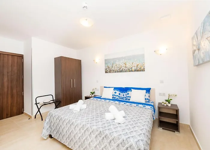 Islet Promenade Seafront Family With 2 Balconies By Getawaysmalta St Paul's Bay