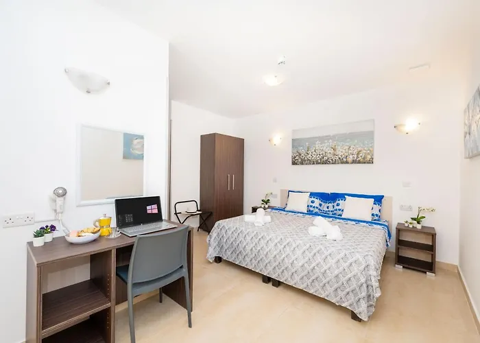 Islet Promenade Seafront Family With 2 Balconies By Getawaysmalta Apartament