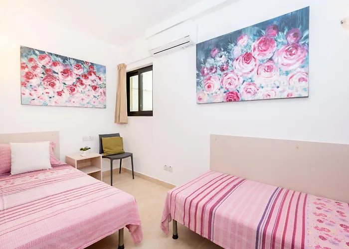 Islet Promenade Seafront Family With 2 Balconies By Getawaysmalta *