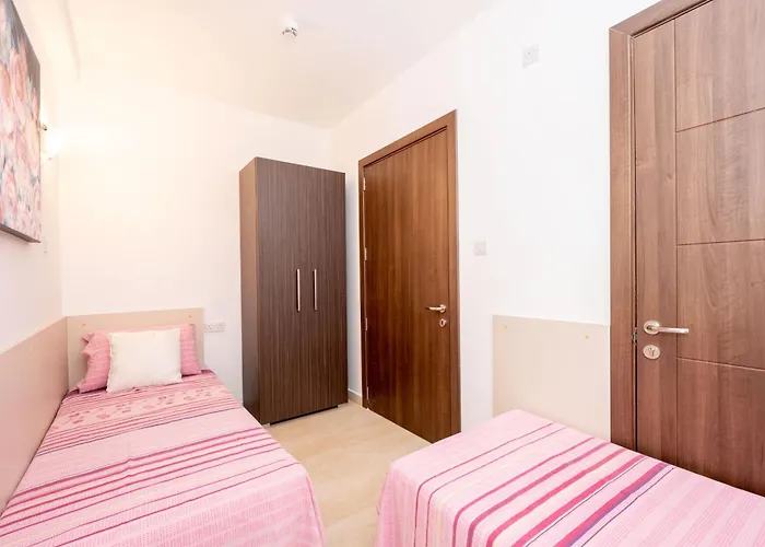 Islet Promenade Seafront Family With 2 Balconies By Getawaysmalta Apartament