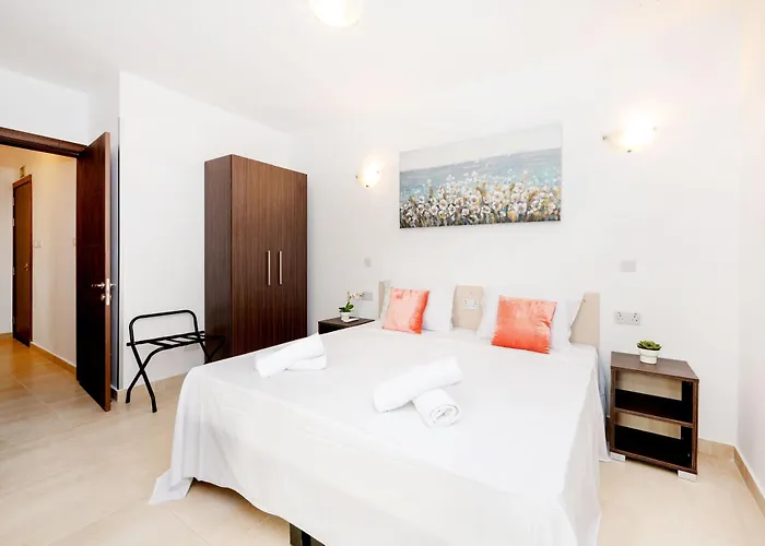 Islet Promenade Seafront Family With 2 Balconies By Getawaysmalta Apartament *