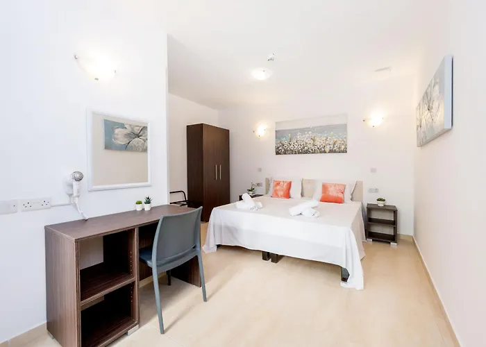 Islet Promenade Seafront Family With 2 Balconies By Getawaysmalta Apartament *