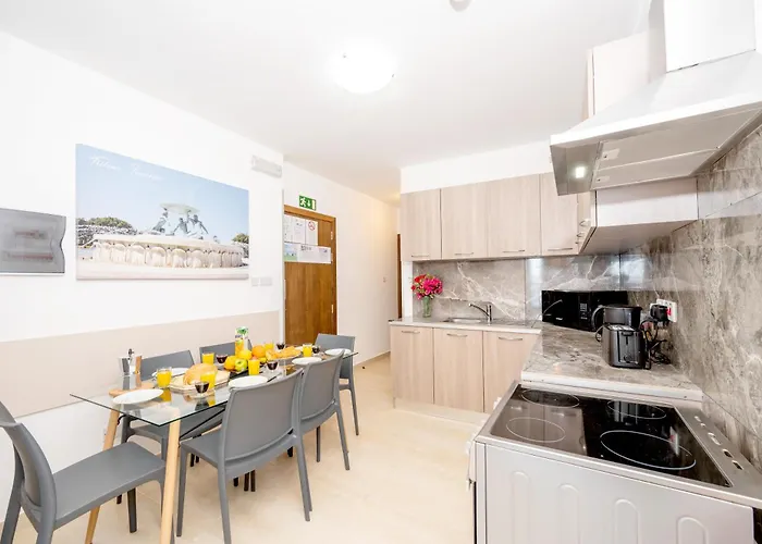 Islet Promenade Seafront Family With 2 Balconies By Getawaysmalta