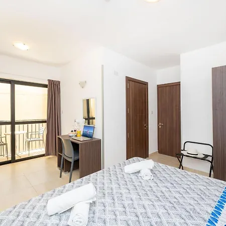 Islet Promenade Seafront Family With 2 Balconies By Getawaysmalta